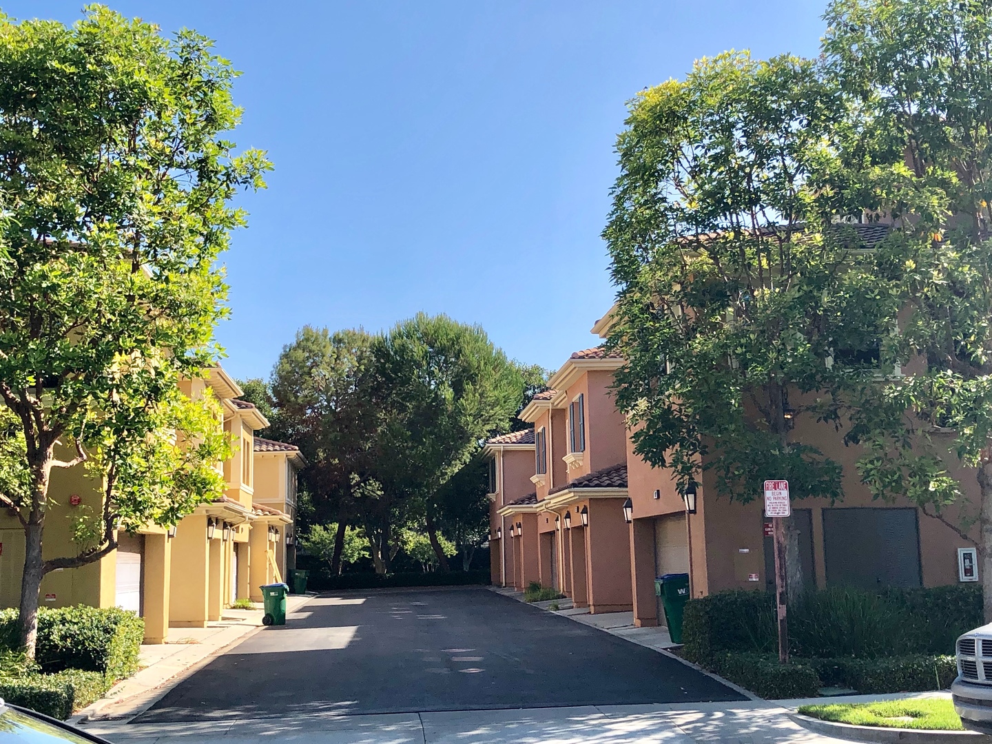 Irvine House: 122 Chantilly