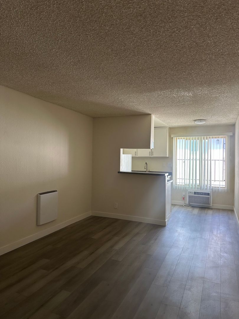 N Hollywood Apartment: 11450 Calvert St