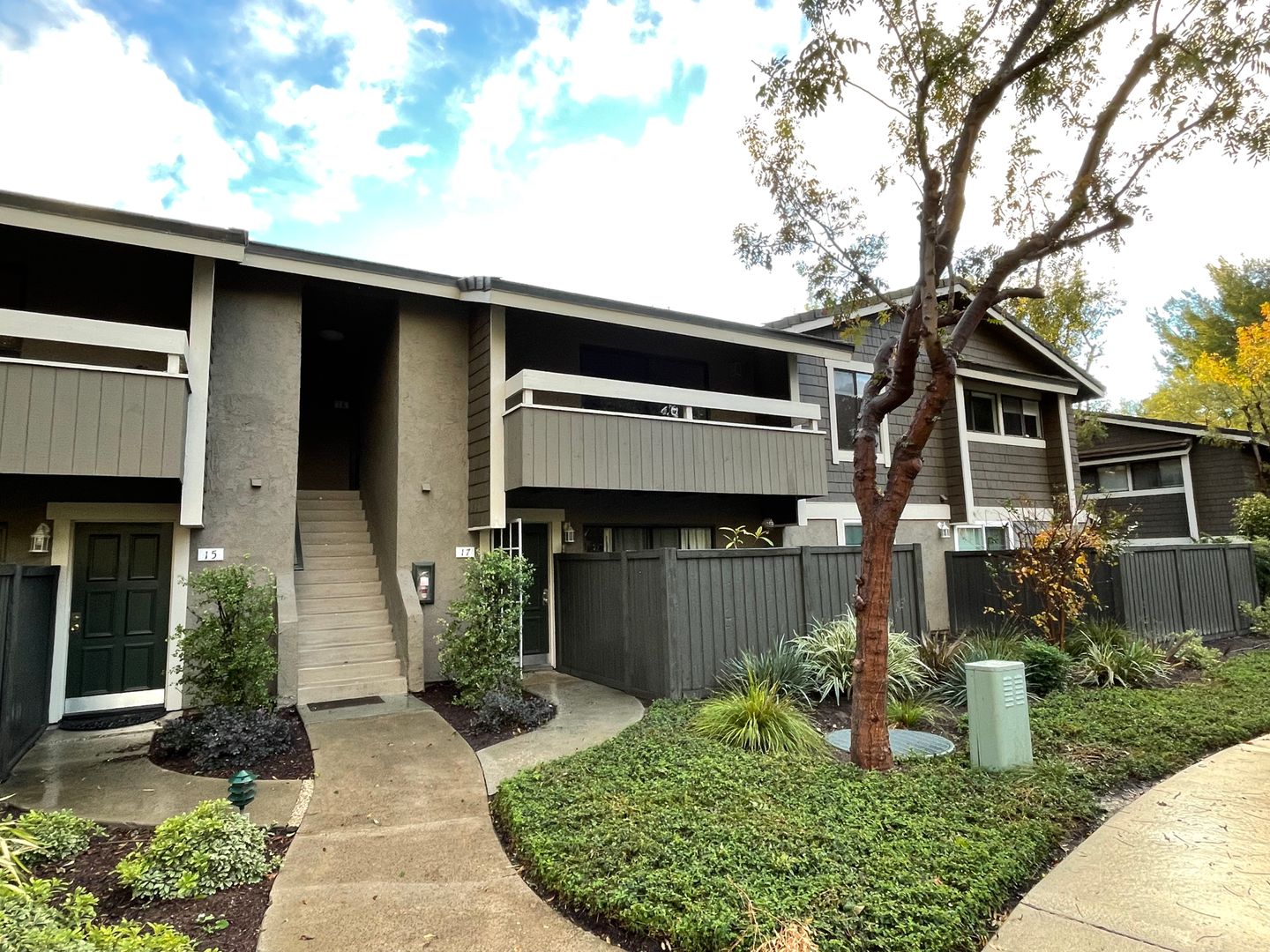 Irvine House: 18 Streamwood