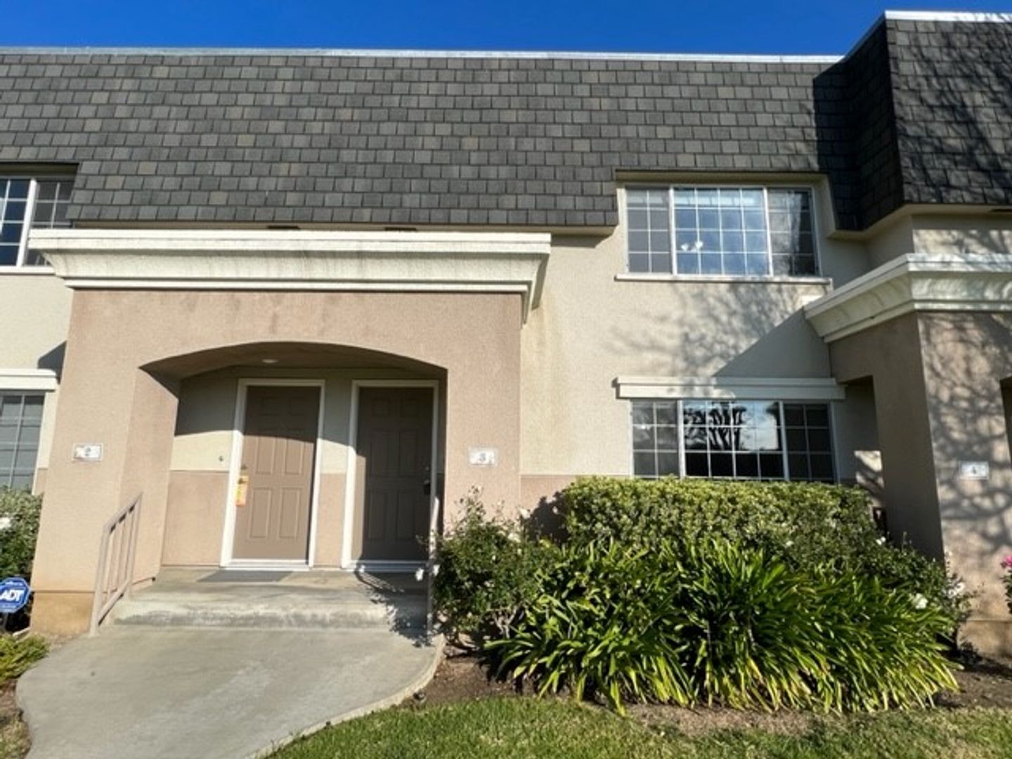 Reseda Townhome: 19142 Haynes St #3