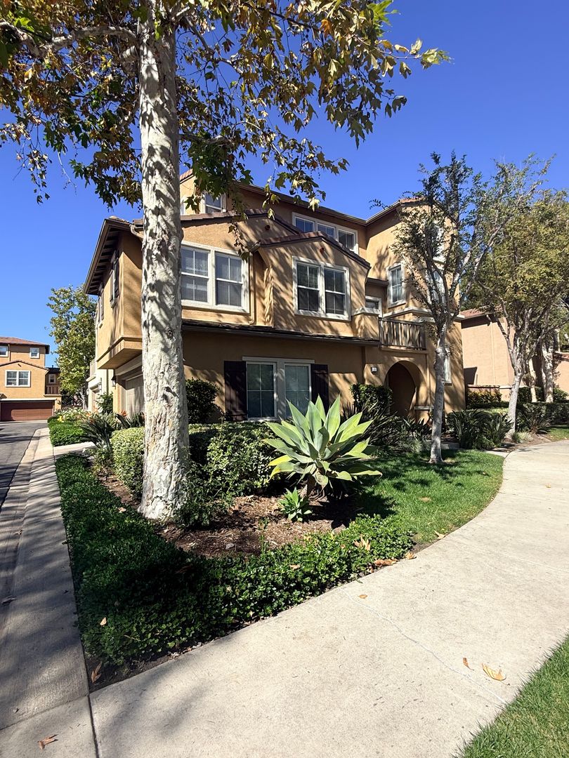 Irvine House: 5 Periwinkle