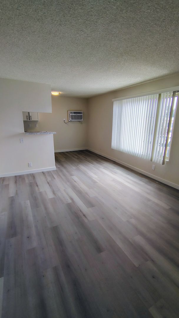 N Hollywood Apartment: 11434 Calvert St
