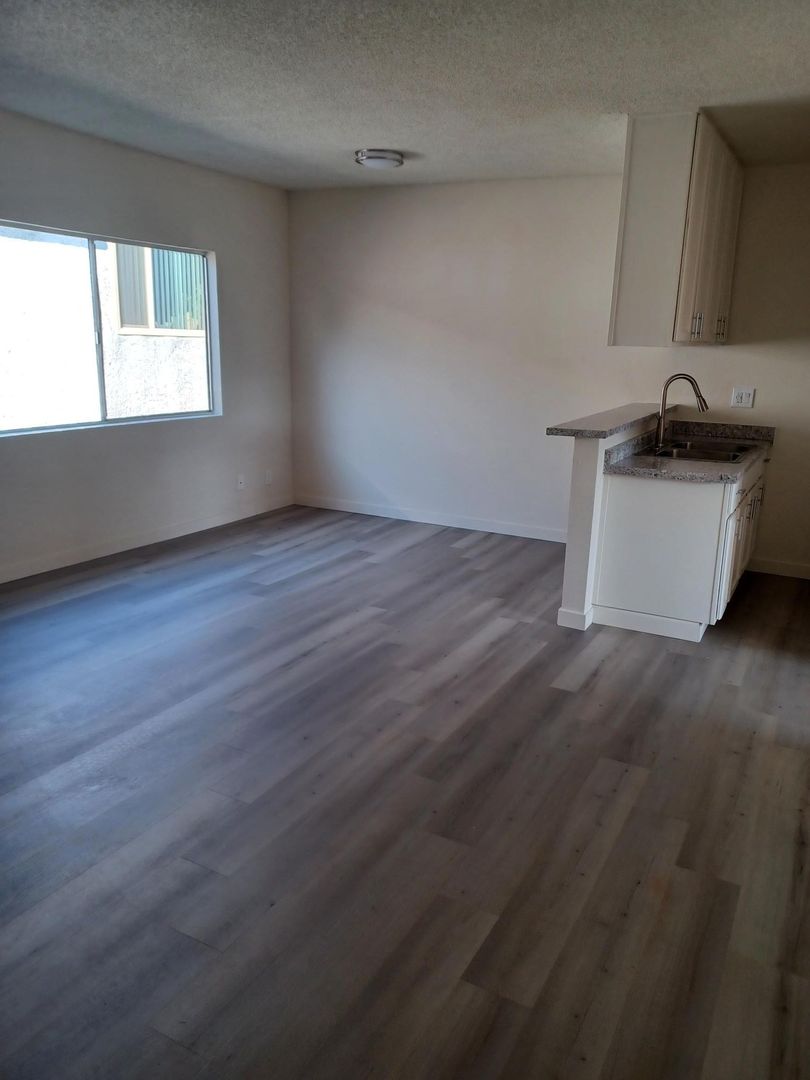 Tujunga Apartment: 10237 Fernglen Ave