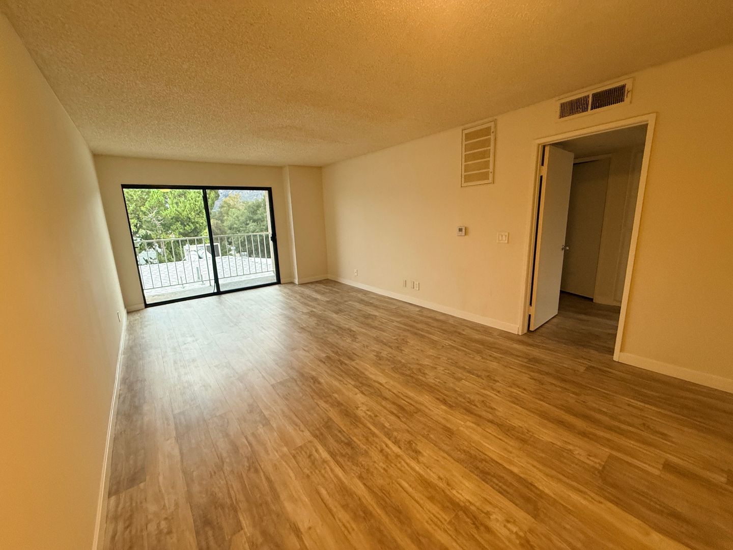 Sunland Apartment: 10418 Scoville Ave