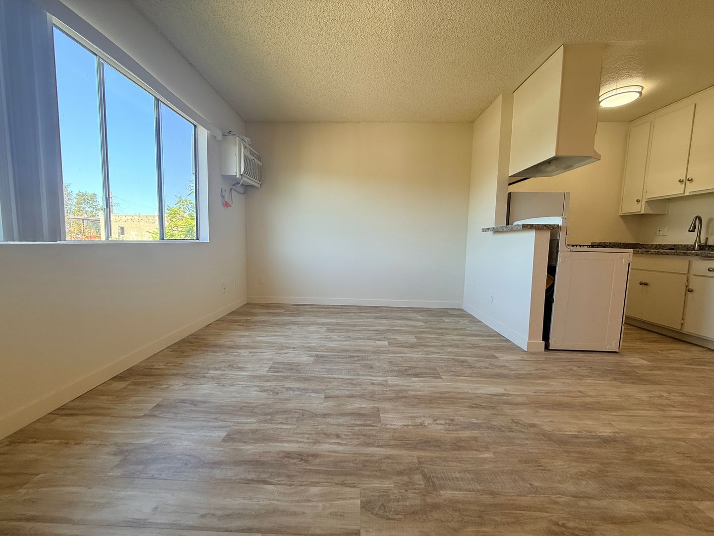 Tujunga Apartment: 10042 Commerce Ave