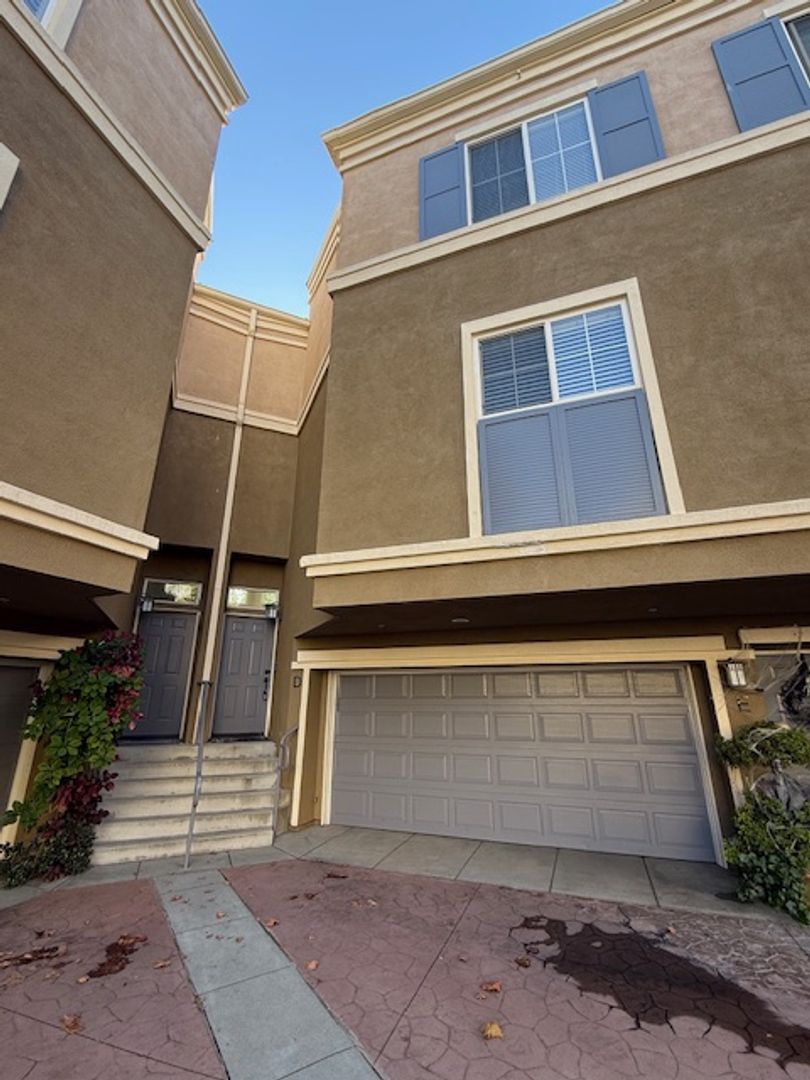 Santa Ana House: 3405 S Main St #D