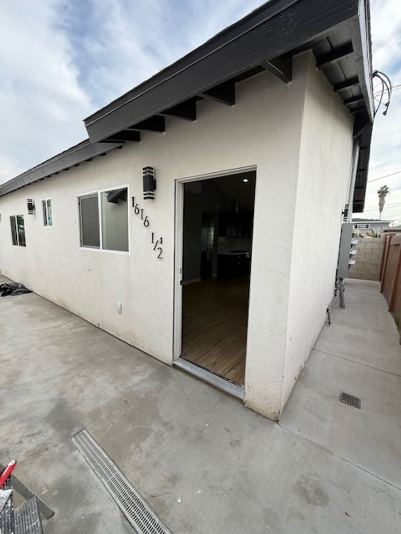 Long Beach Apartment: 1616 E Harding St