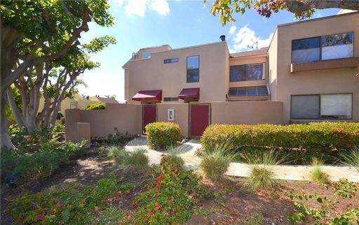 Spacious 1-Bedroom Townhome with 2 car garage in the desirable Le Parc Community – Lake Forest – photo 1