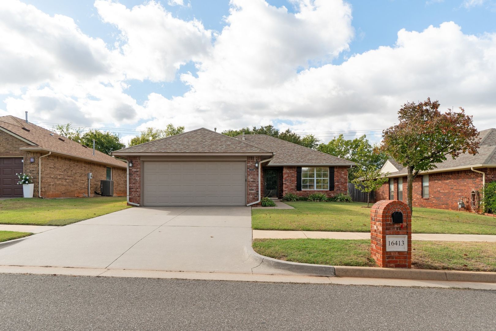 Edmond House: 16413 Village Green Dr