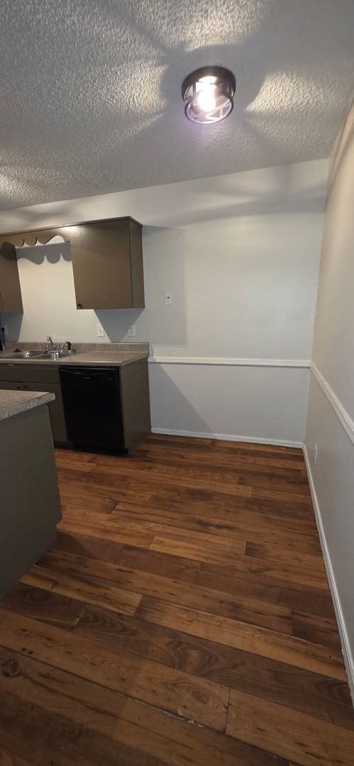 Tulsa Apartment: 1420 S Trenton Ave