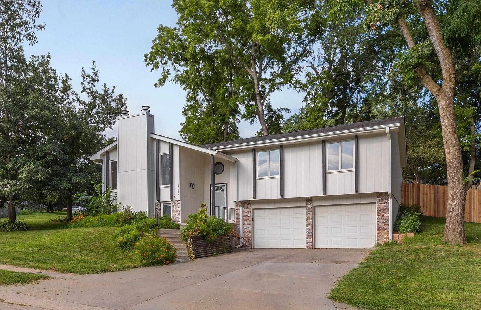 Bellevue House: 12750 Forestdale Dr