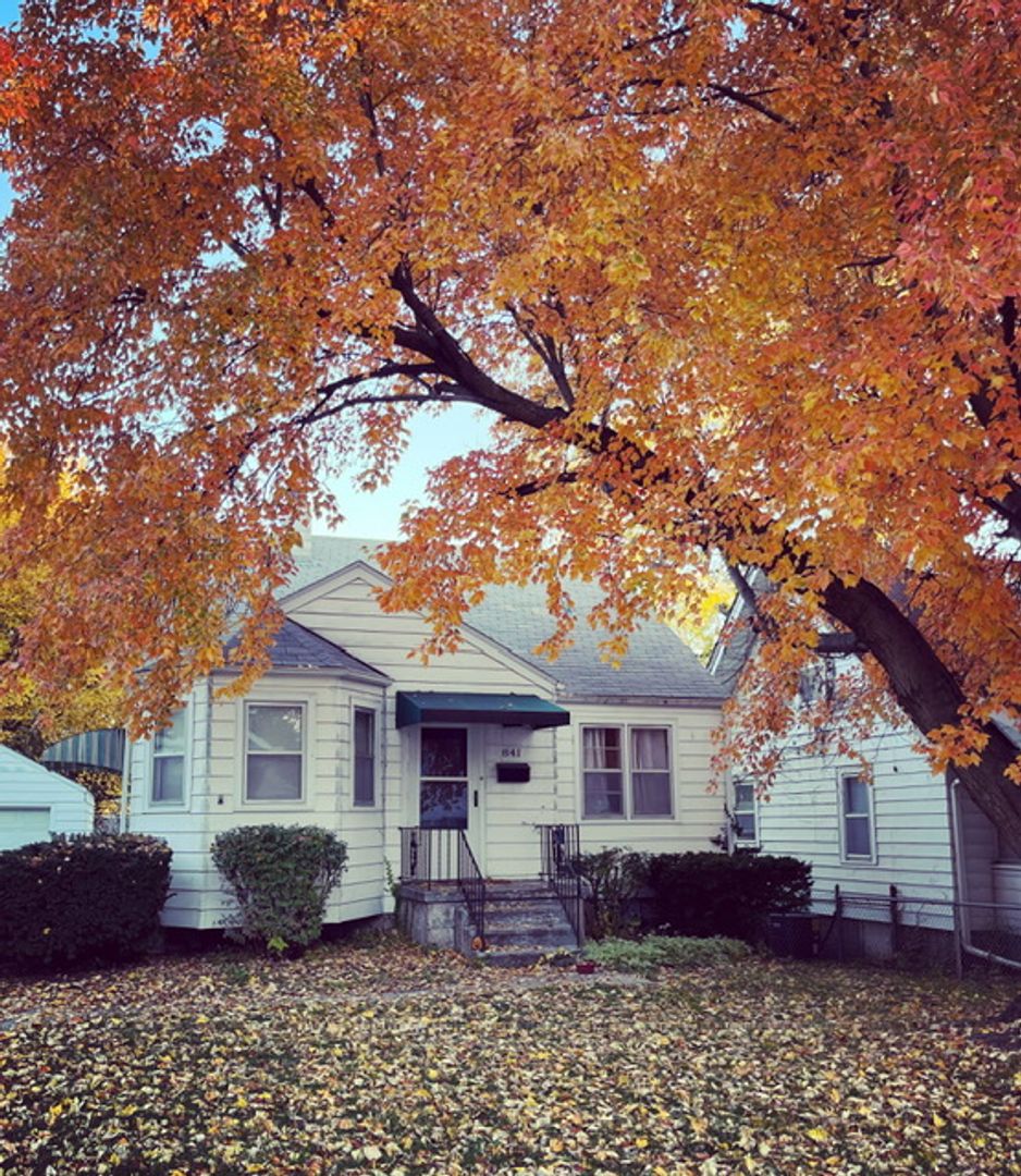 Omaha House: 841 South 50th Avenue