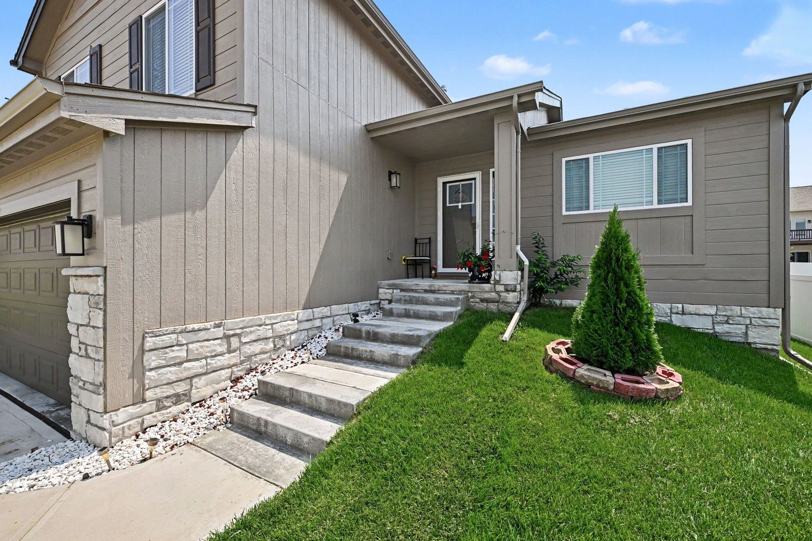Omaha House: 17009 Huntington Ave