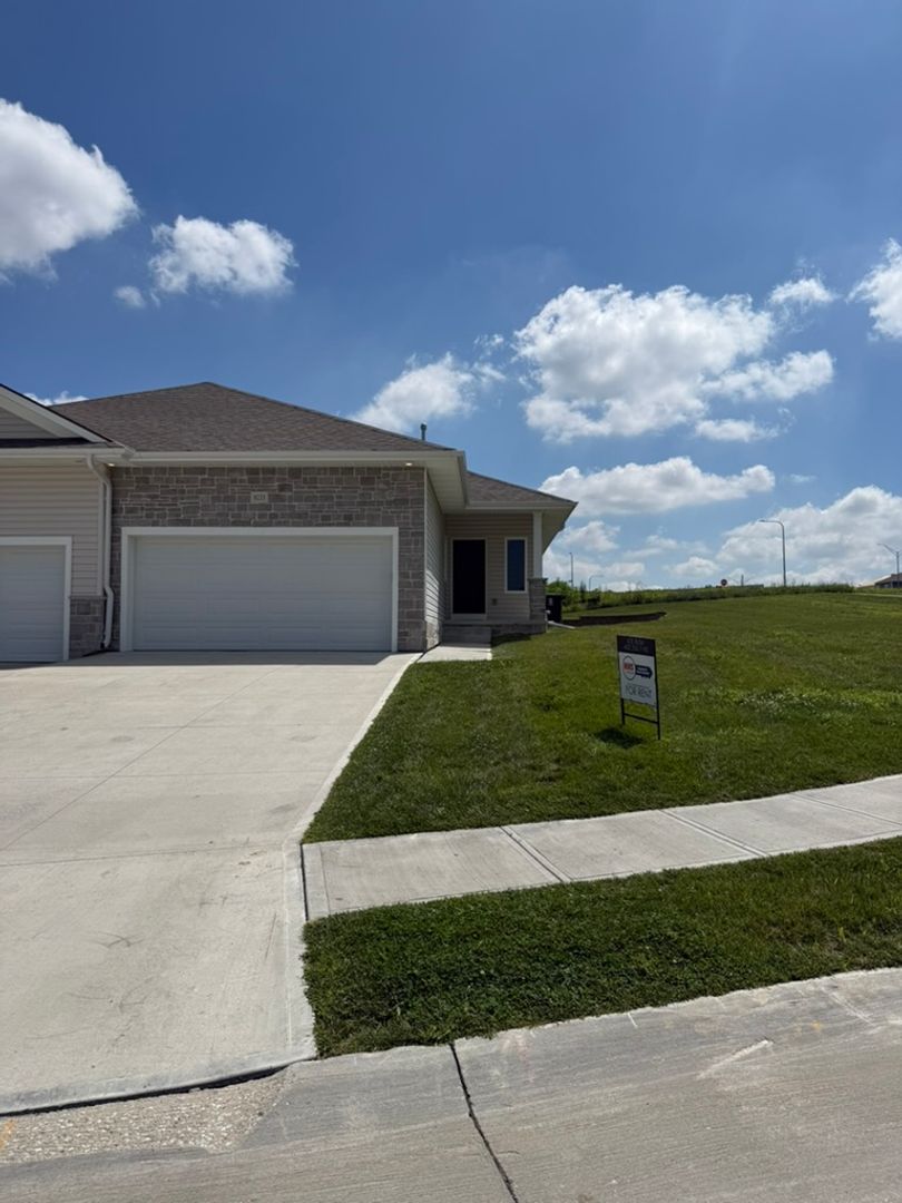 Omaha House: 8233 South 178th Street