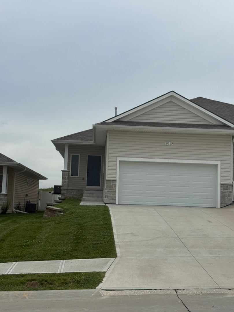 Omaha House: 8229 South 178th Street