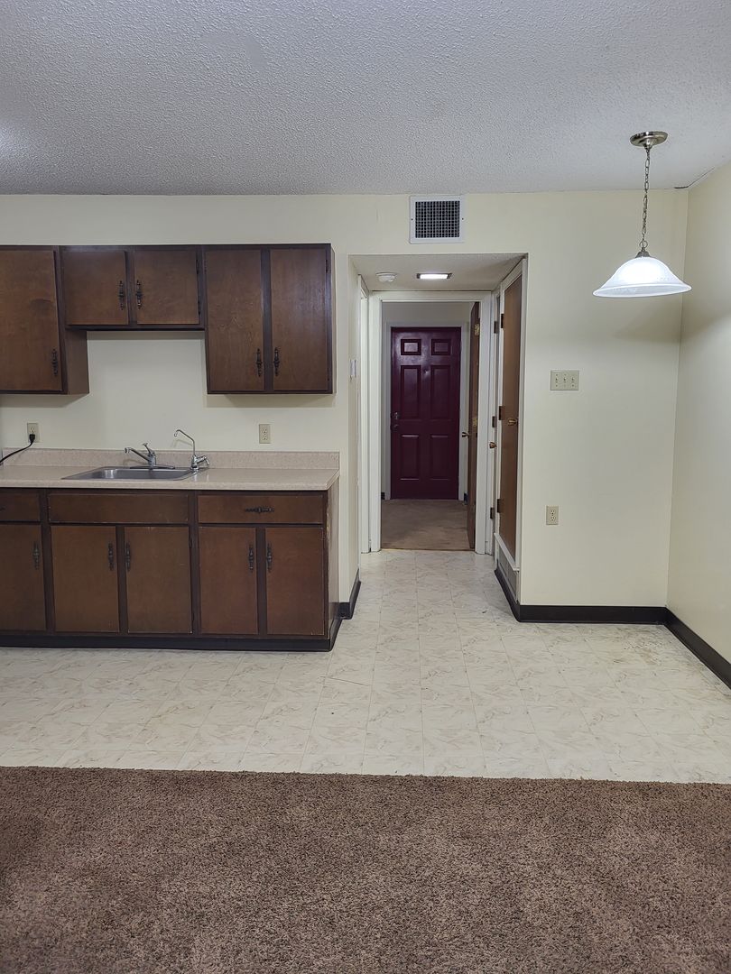 Downs Apartment: 600 3rd St