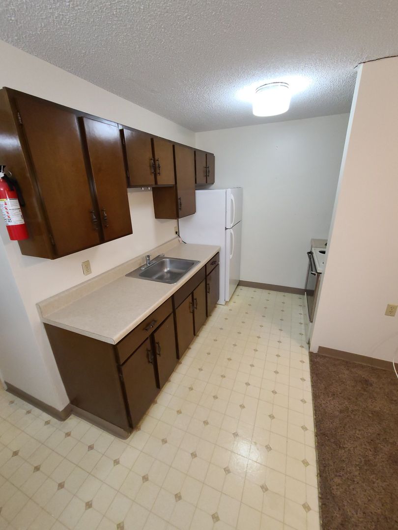 Downs Apartment: 600 3rd St