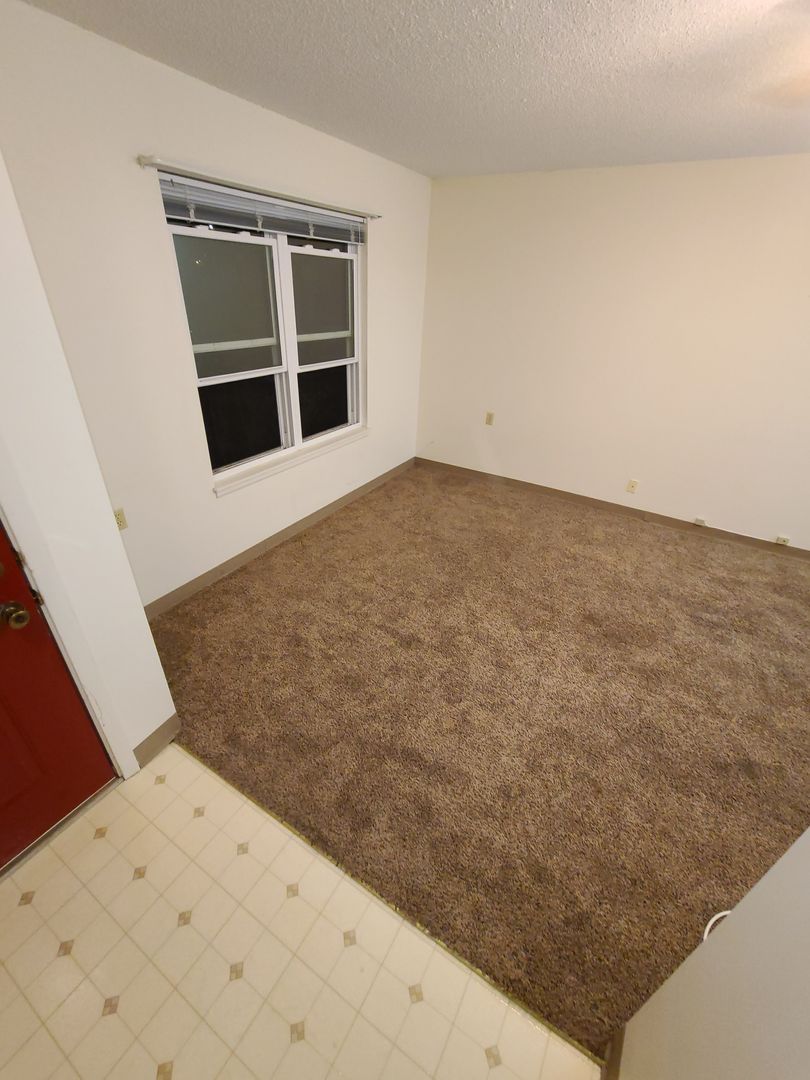Downs Apartment: 600 3rd St
