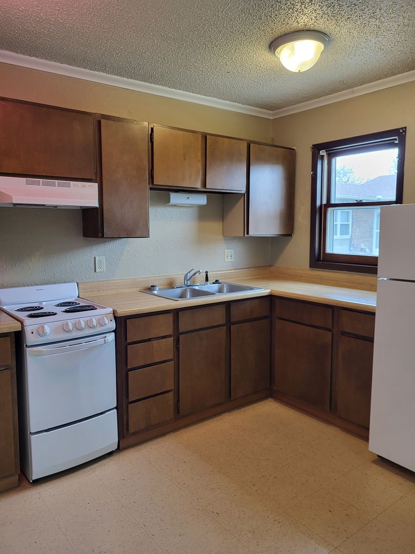 Perry Apartment: 604 Plaza Drive