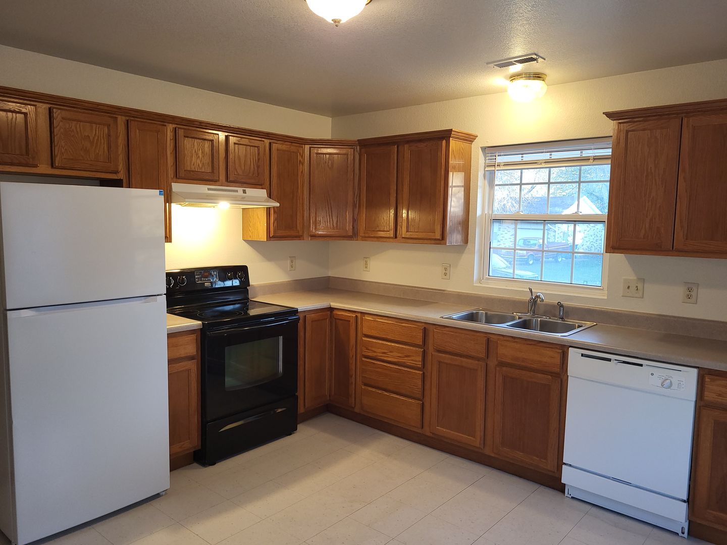 Silver Lake Apartment: 110 Sage St