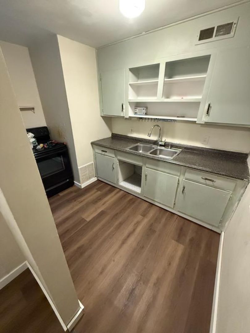 Manhattan Apartment: 1104/1106 Yuma Street