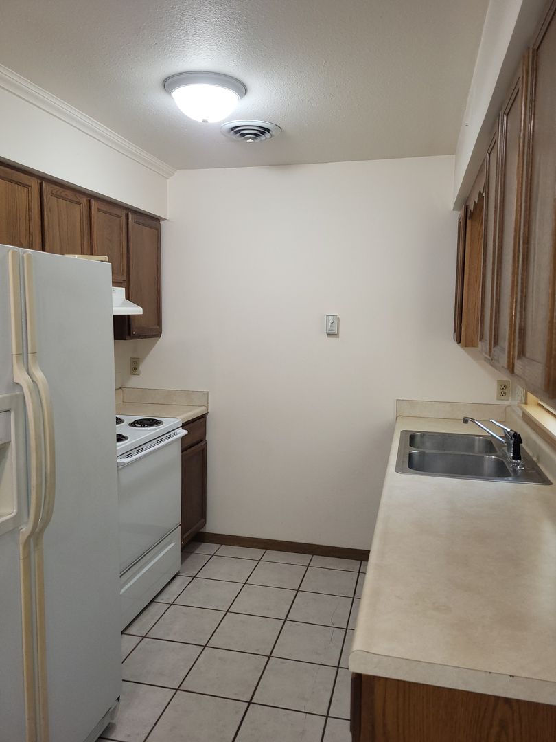 St. Marys Apartment: 728 W Bertrand