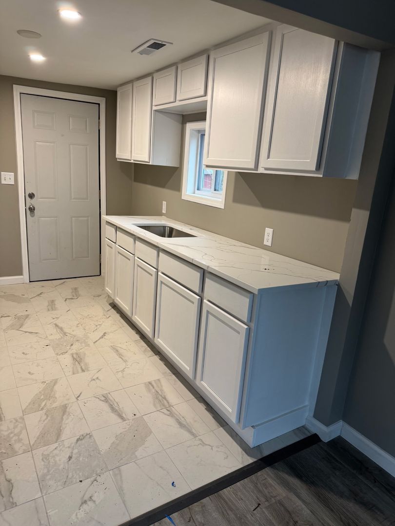 Manhattan House: 1949 Beck St