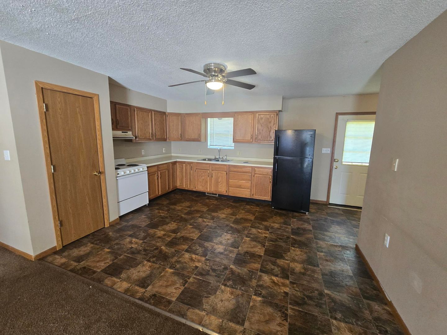 Energy Apartment: 300 W Ford St