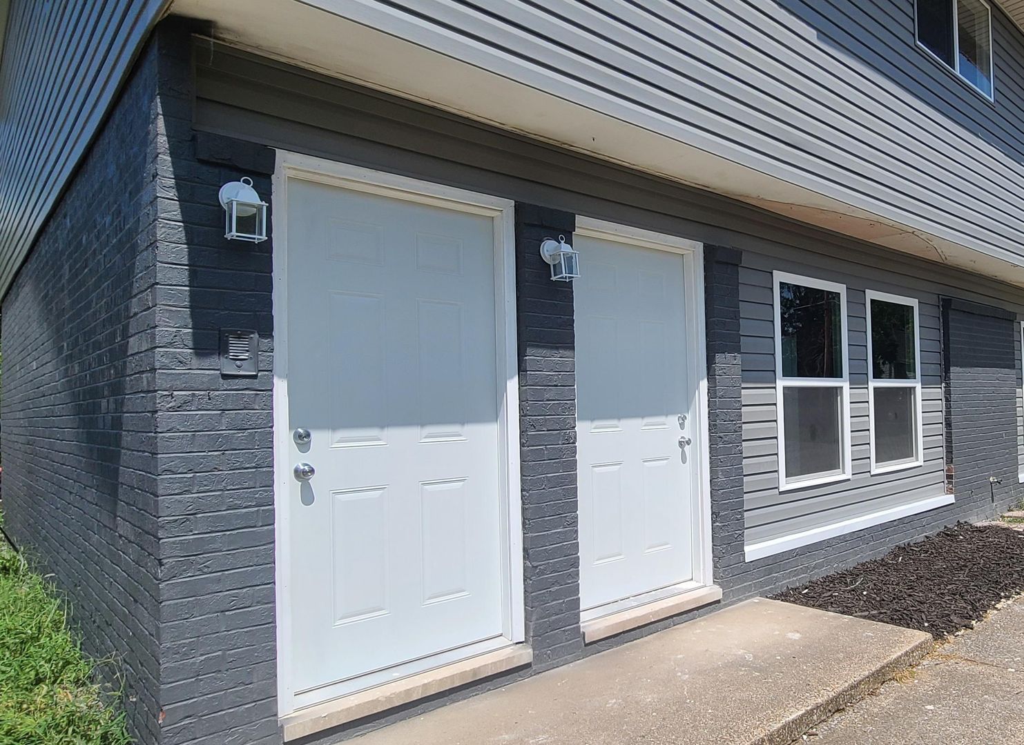 Herrin Apartment: 400 E Van Buren St