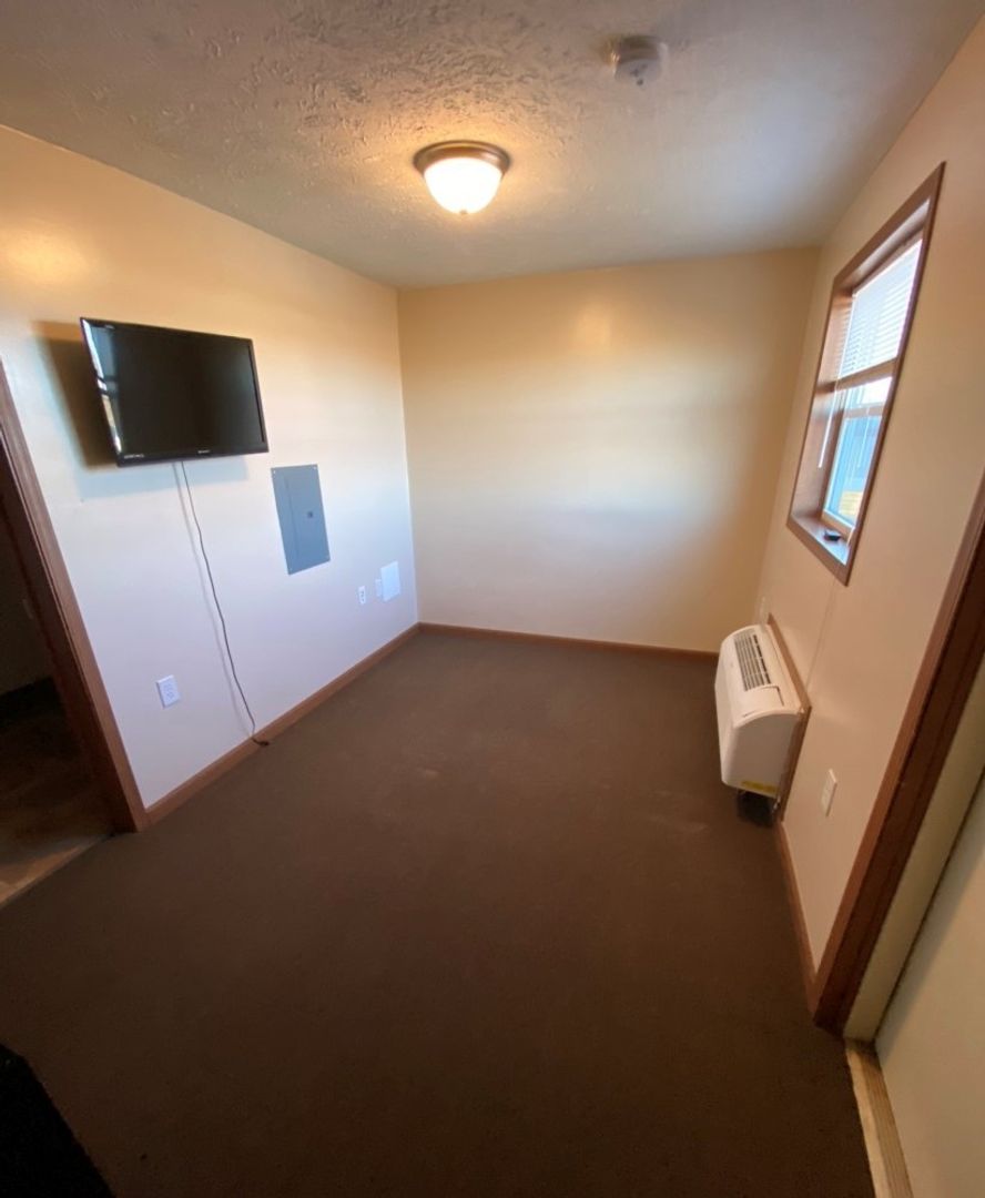Dickinson Apartment: 1321 6th Ave SE