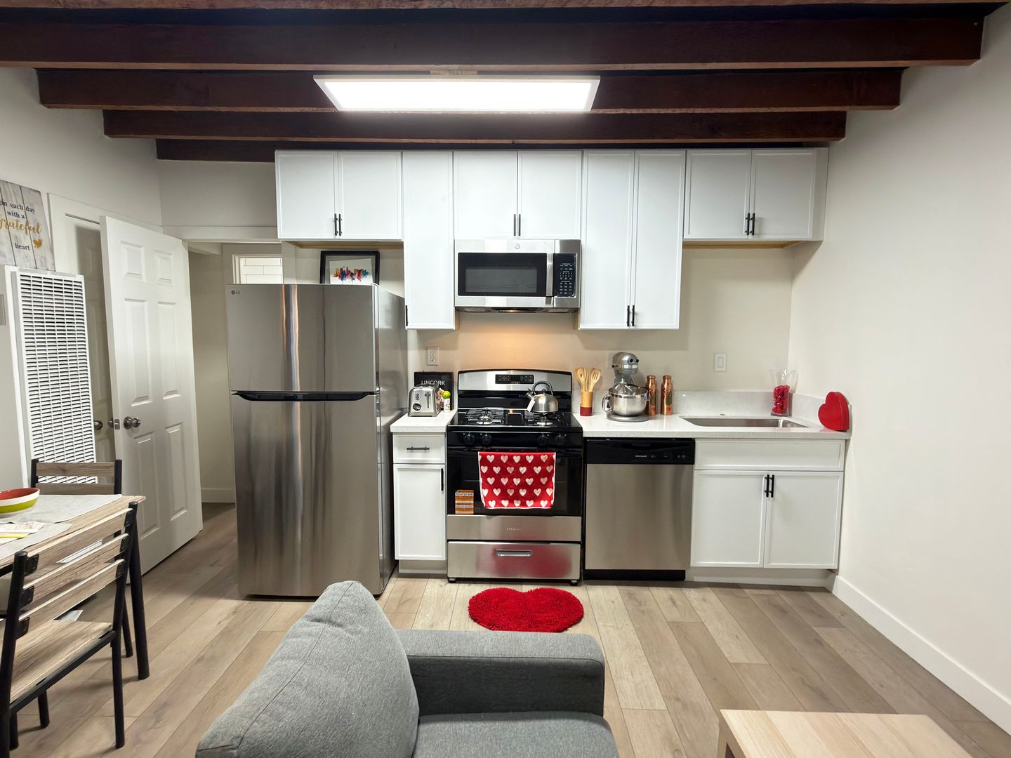 Long Beach Apartment: 734 N Loma Vista Drive