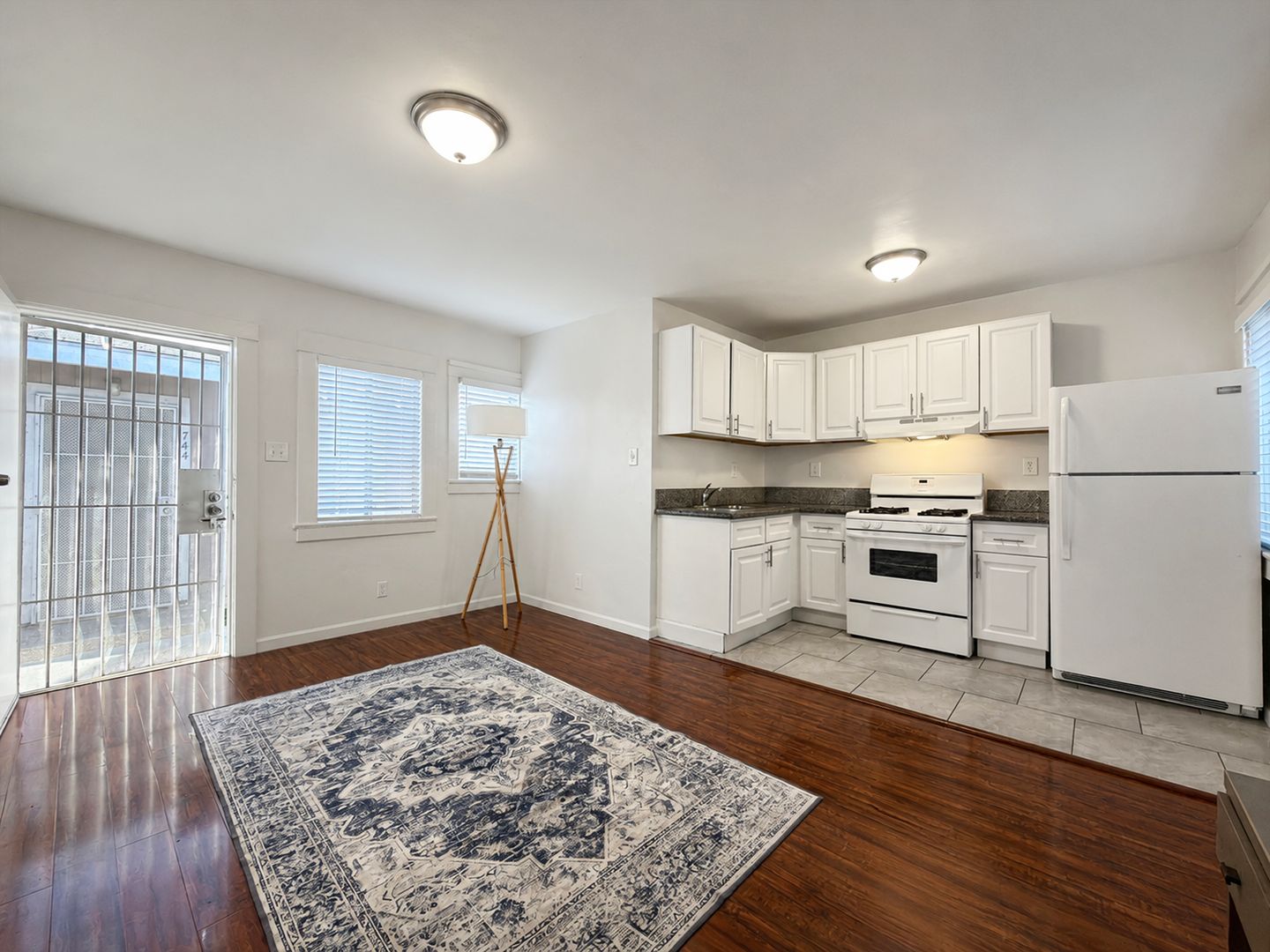 Long Beach Apartment: 740 Daisy Ave