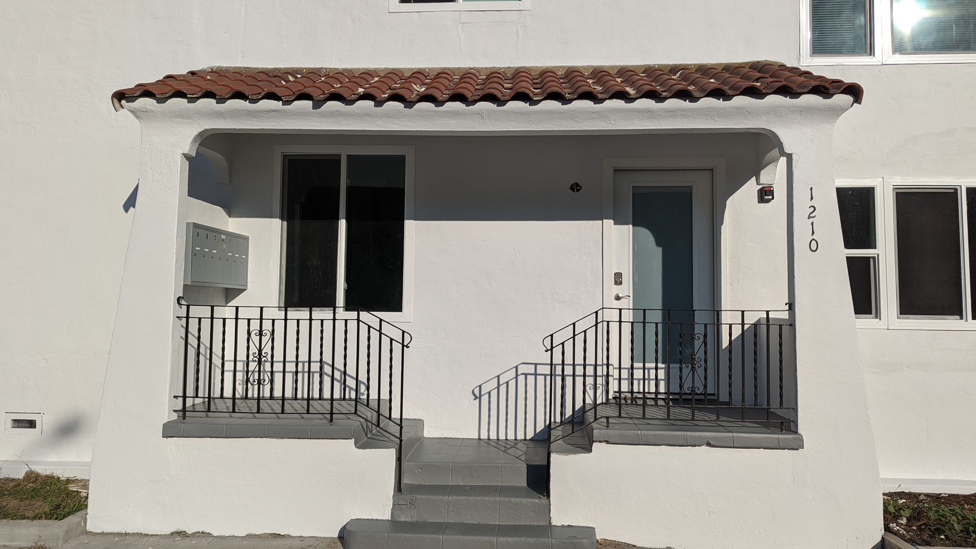 Long Beach Apartment: 1210 Atlantic Ave