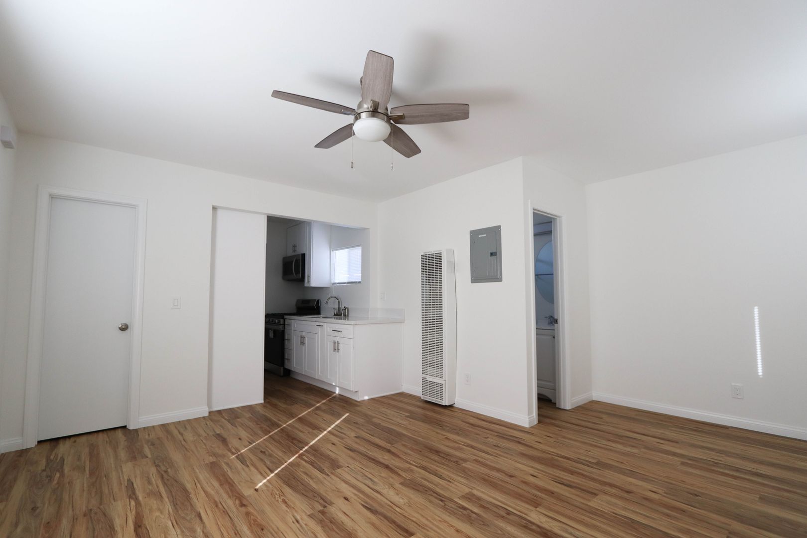 Long Beach Apartment: 167 - 169 1/2 E 67th St