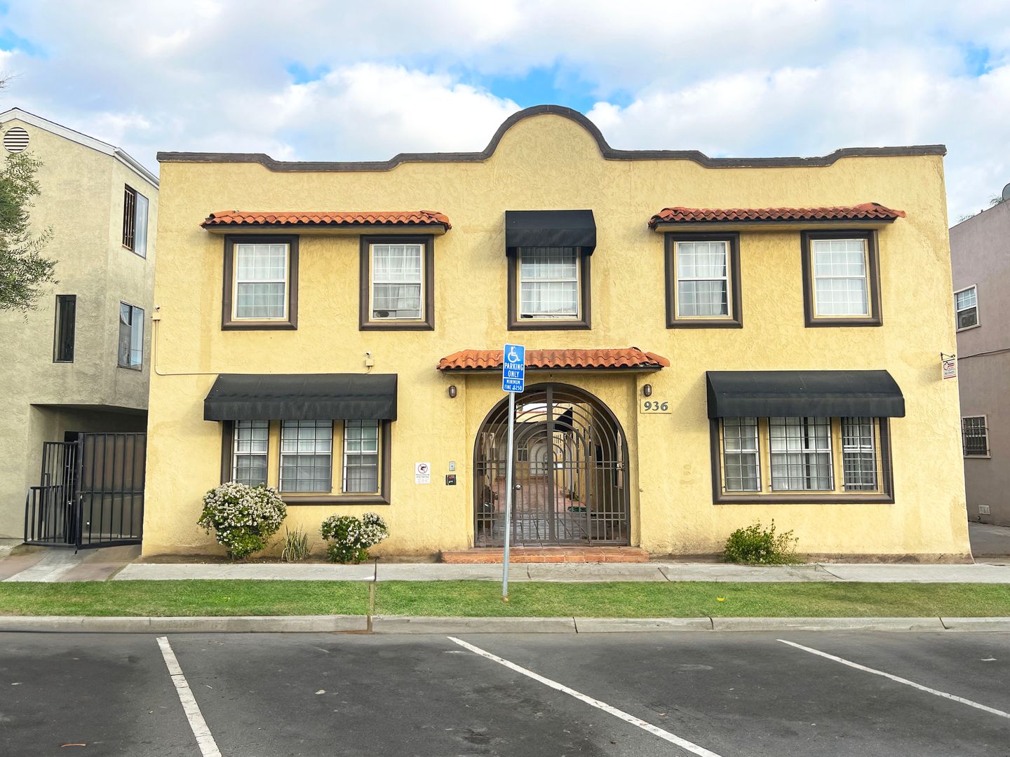 Long Beach Apartment: 936 Olive Ave