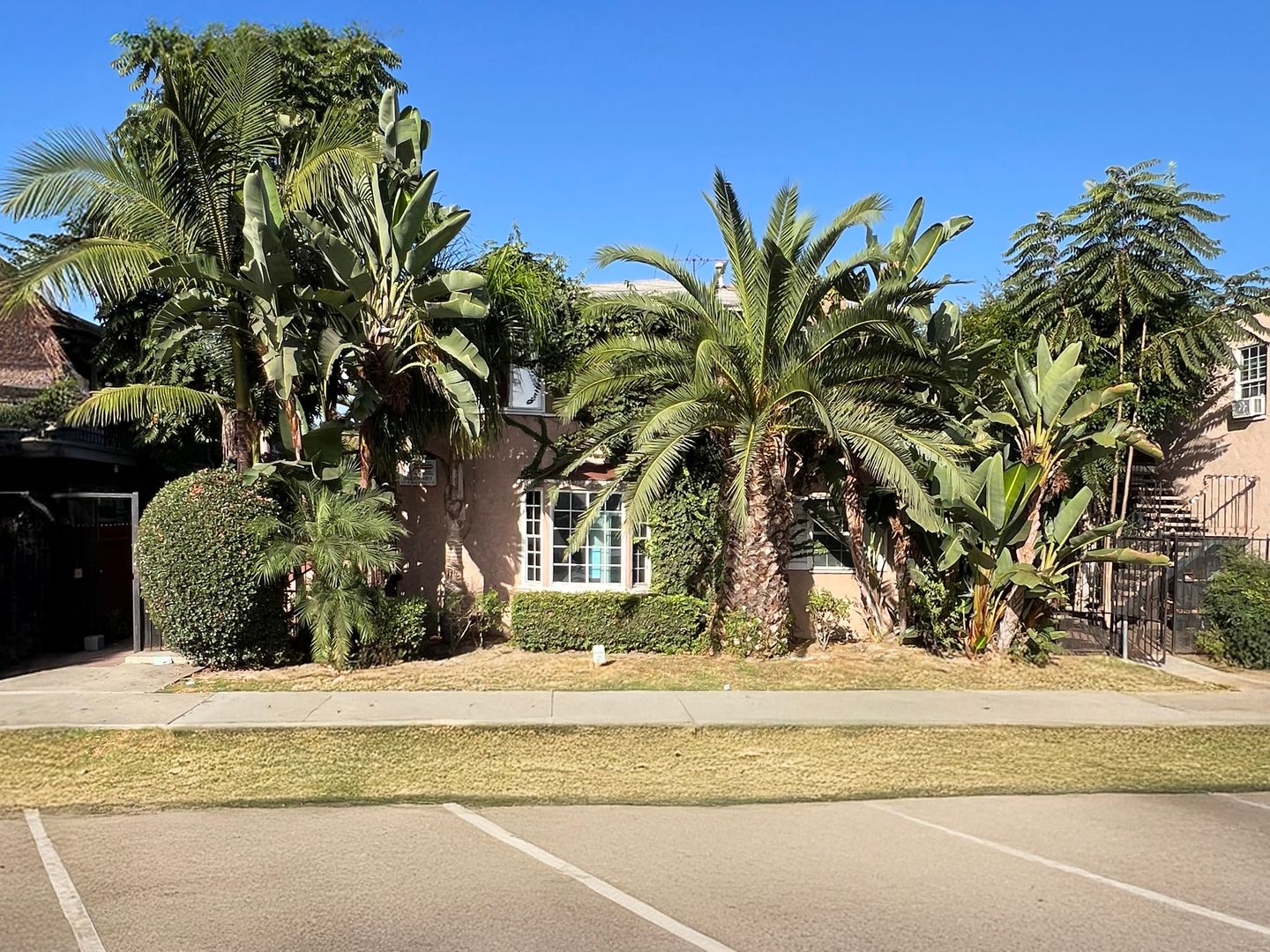 Long Beach Apartment: 2021 Pine Ave