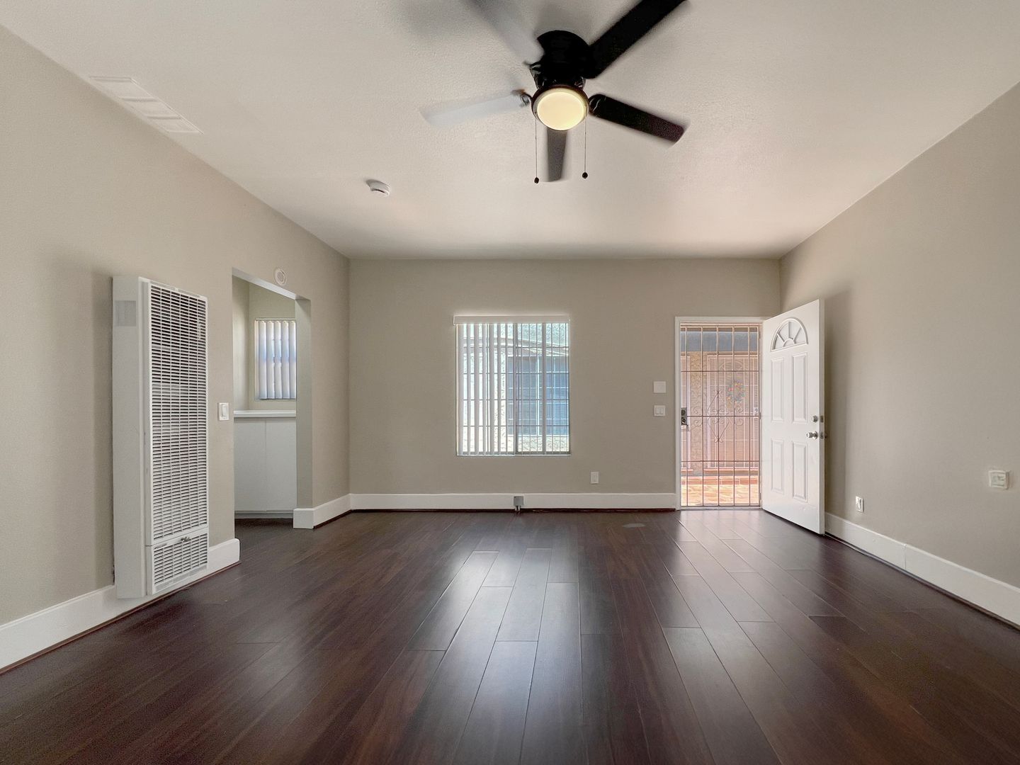 Long Beach Apartment: 936 Olive Ave