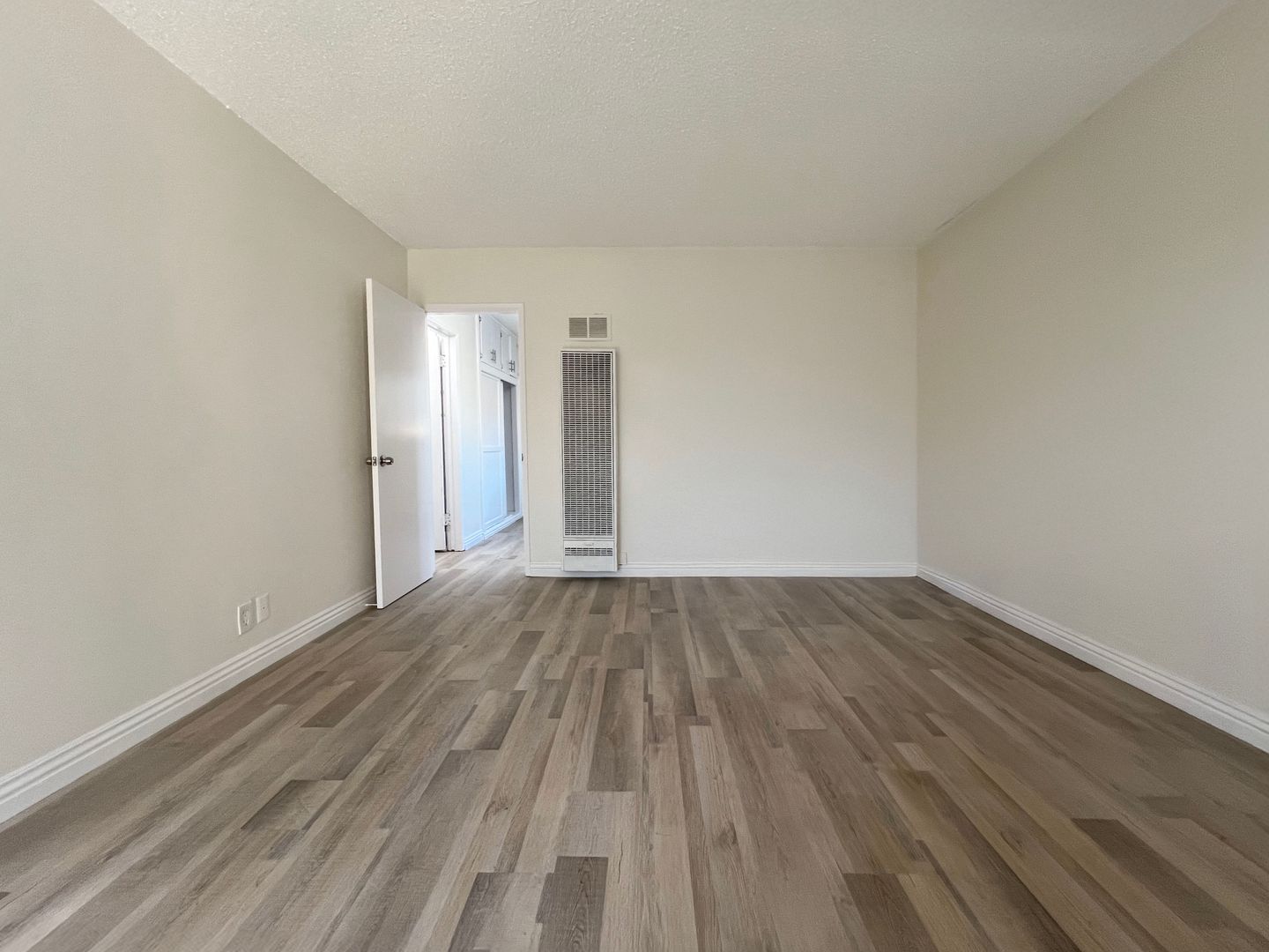 Long Beach Apartment: 1325 Cedar Ave