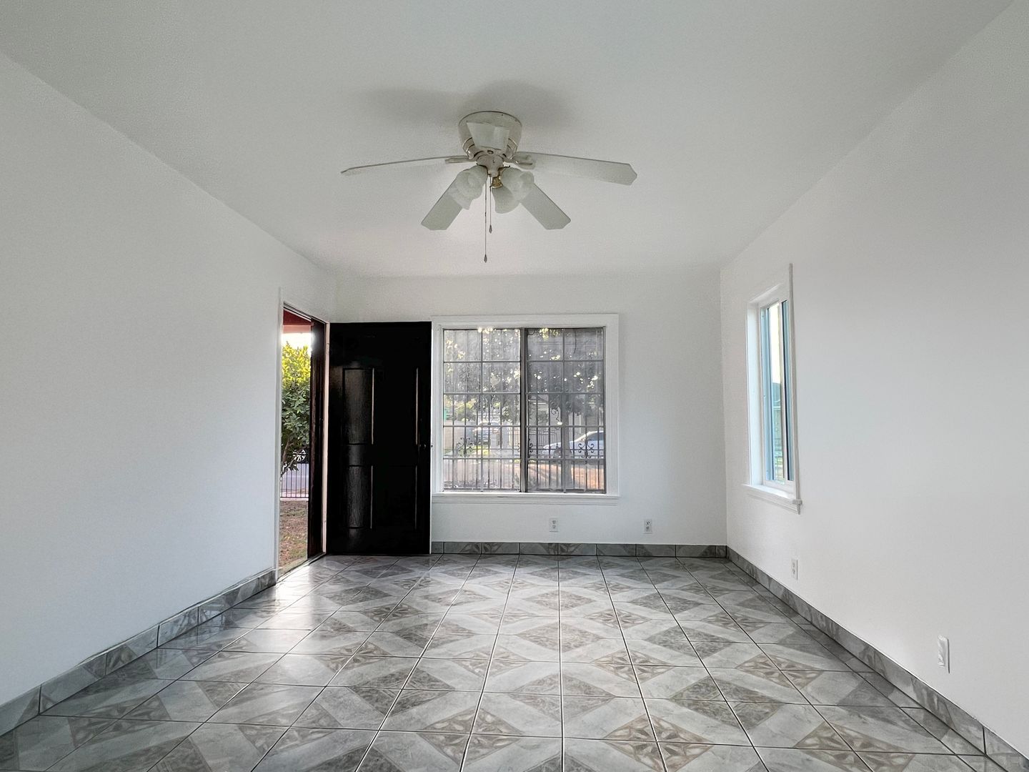 Long Beach House: 3030 Caspian Ave