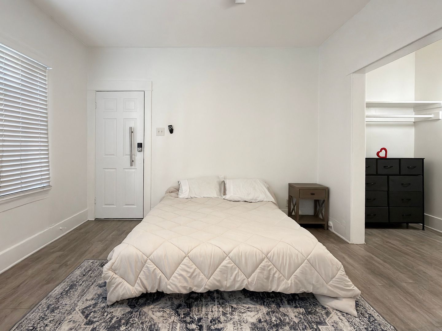 Long Beach Apartment: 328 W 8th St