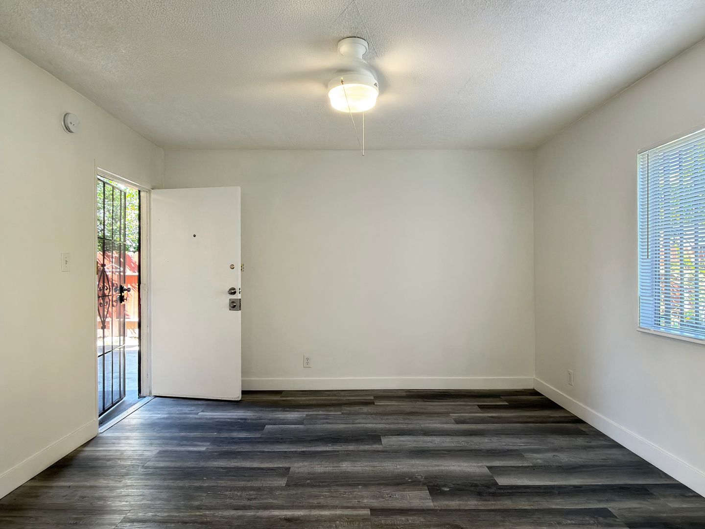 Long Beach Apartment: 2425 E 15th St