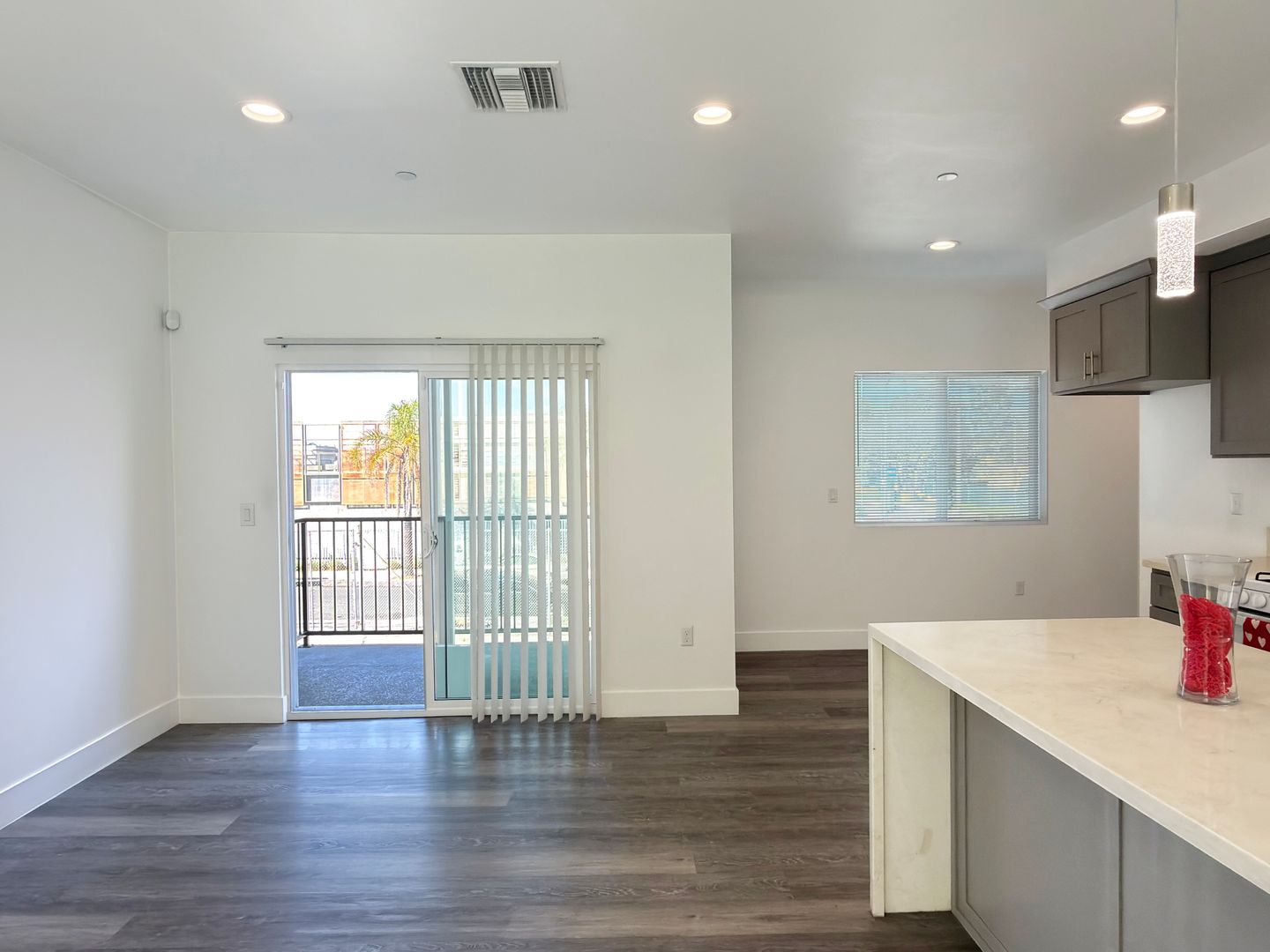 Long Beach Apartment: 1491 Atlantic Ave