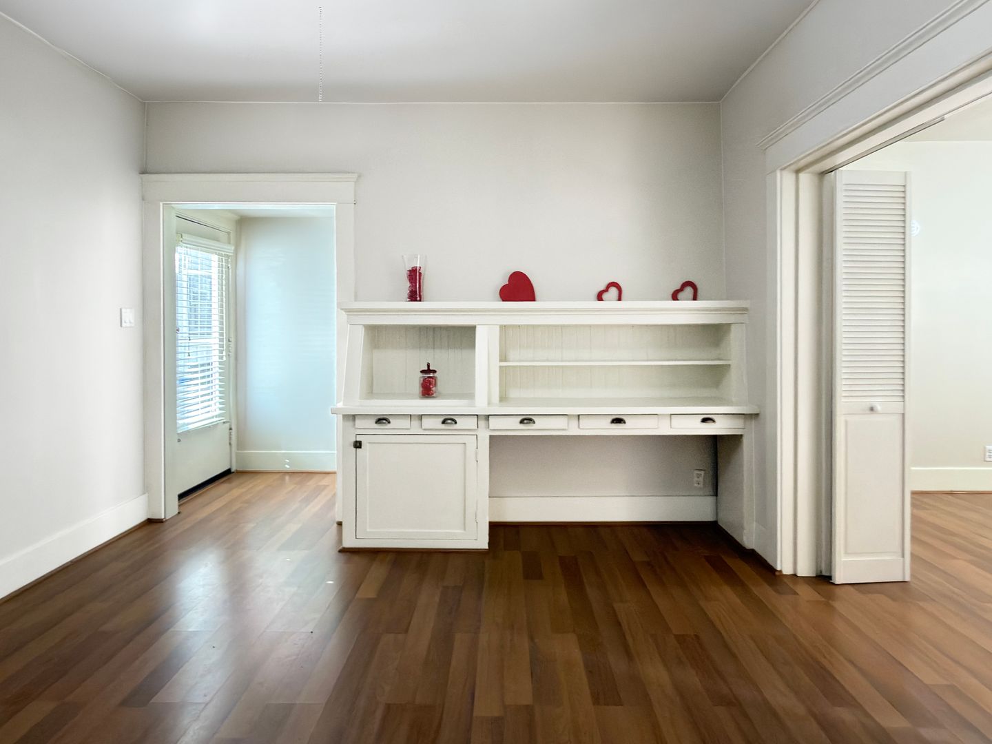 Long Beach Apartment: 625 E Broadway