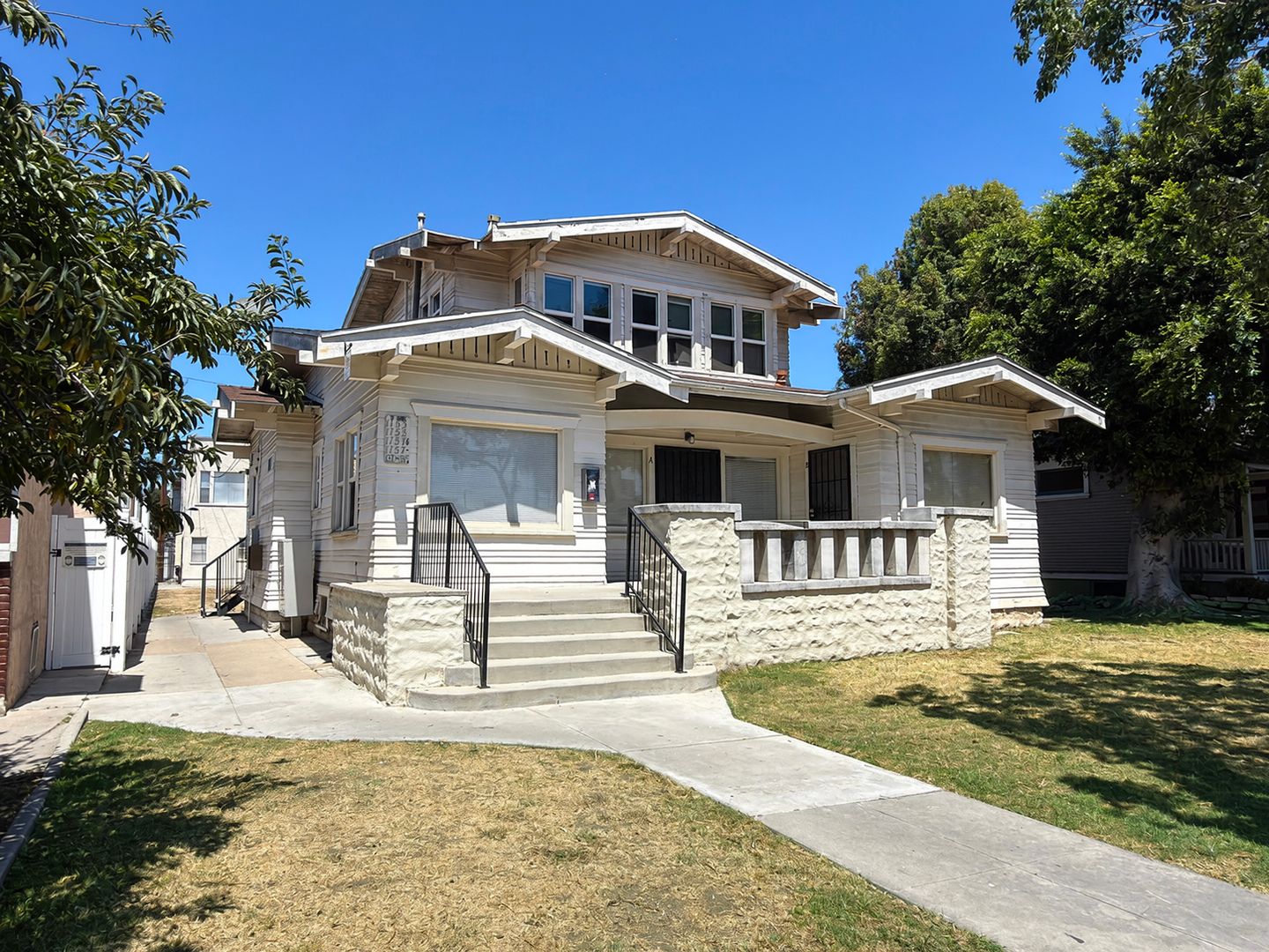 Long Beach Apartment: 1153 E Appleton St