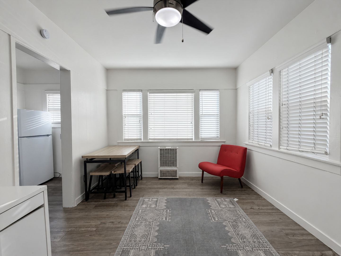 Long Beach Apartment: 740 Daisy Ave