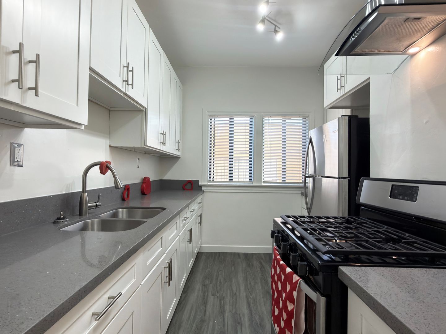 Long Beach Apartment: 444 Chestnut Ave