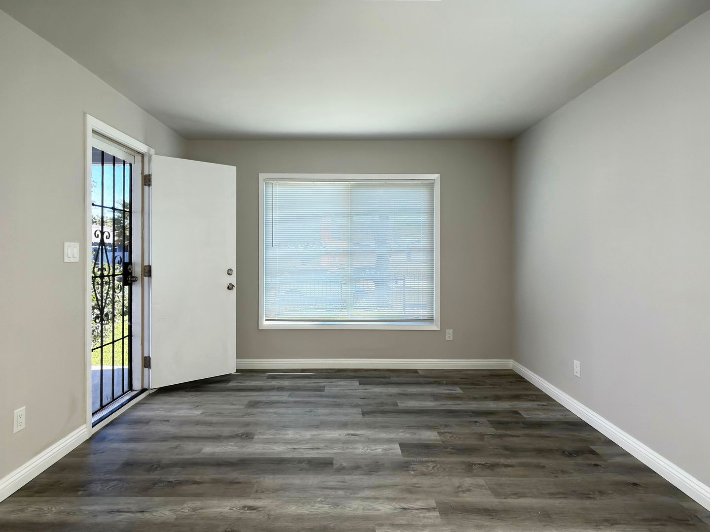 Long Beach Apartment: 1135 Olive Ave