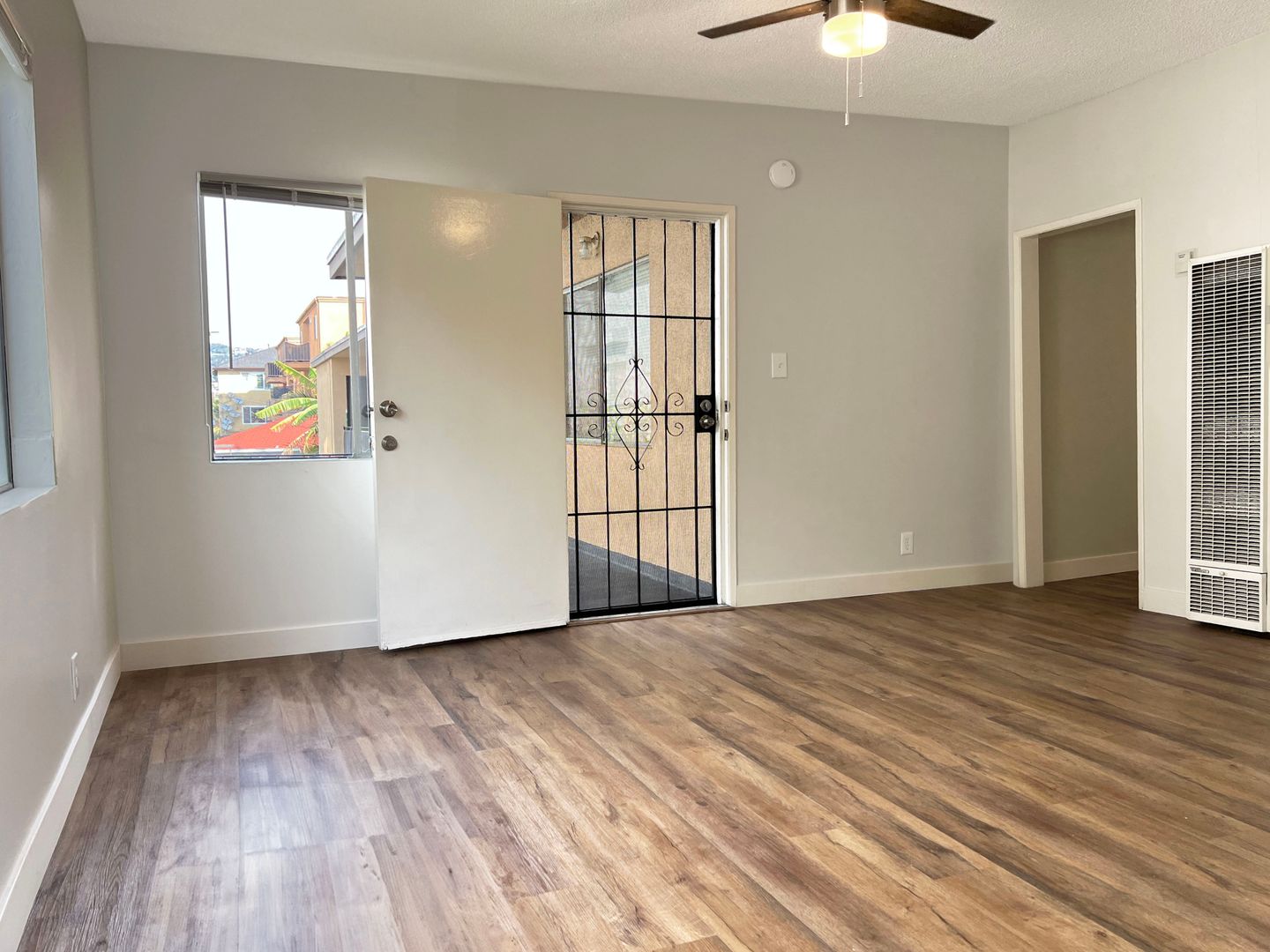 Long Beach Apartment: 2425 E 15th St