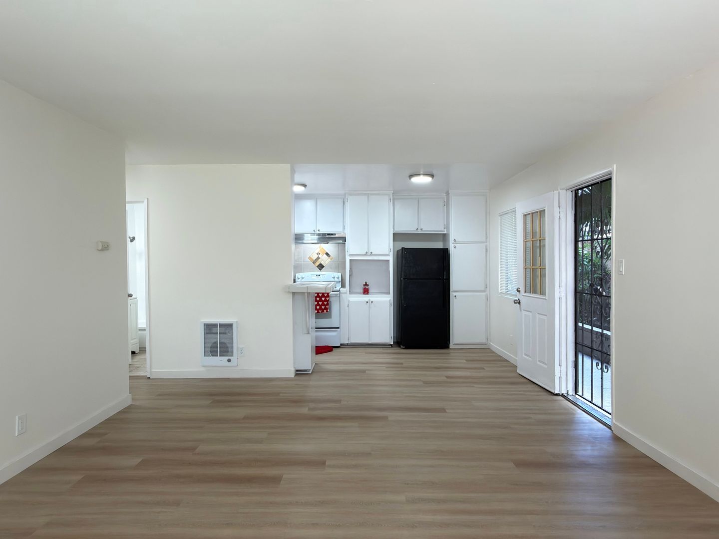 Long Beach Apartment: 1381 Temple Ave
