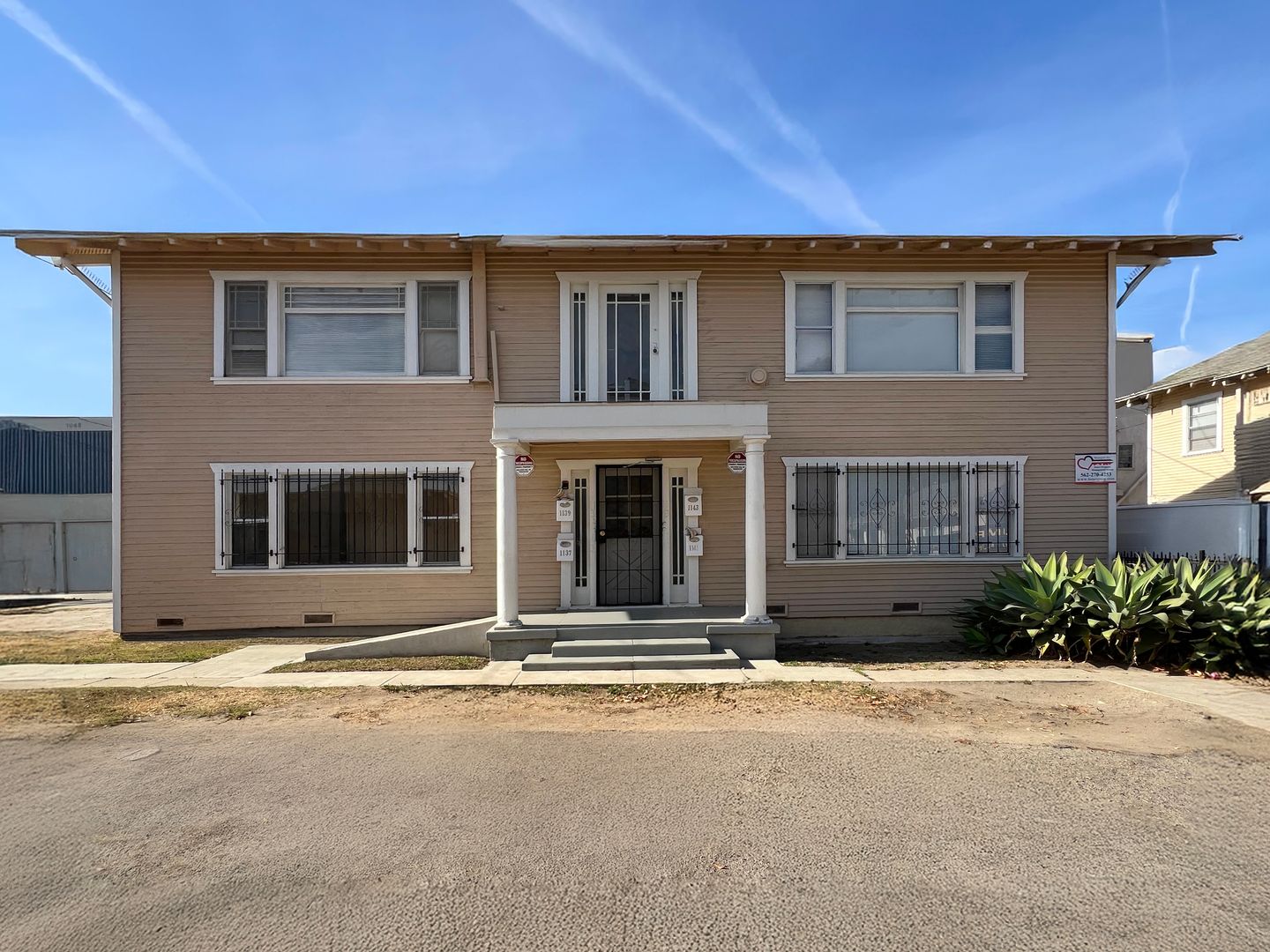 Long Beach Apartment: 1135 Olive Ave